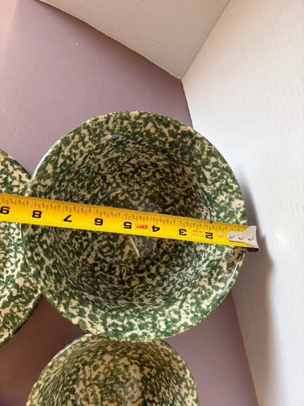 Set Of 4 Green & Cream Splatter Enamelware Plates & Bowls By The Workshops Of Ge